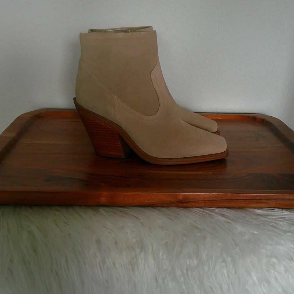 NWOT- Vince Camuto Tan Ankle Boots - Picture 8 of 9